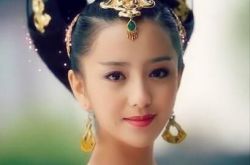 情侣草原骑马背影照唯美 却不及佟丽娅“白马公主”的帅气 