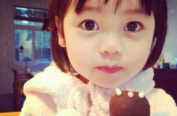 欣赏韩寒女儿韩小野照片 蘑菇头萌翻网友直呼hold不住 