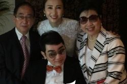 44岁黎姿全家三代出游 穿着朴素其乐融融 