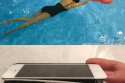 国际明星章子怡手机成爆款 推着醒醒在游泳好身材一展无余 