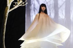 小彩旗因春晚而走红 小彩旗素颜照清新可爱