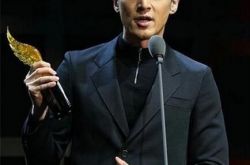 胡歌娱乐盛典获奖无数 明家三兄弟颁奖礼重聚 