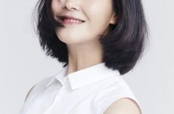 何杜鹃微博自勉加油 新剧杀青：感谢剧组每一个人 