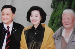 归亚蕾演陆依萍剧照美丽惊人 戏后夺得金马奖成最年轻女主角 