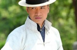 何晟铭的写真帅气十足 近日拍摄《白色婚礼》受热捧 