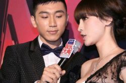 女神柳岩性感亮相频遭偷瞄 当伴娘也被骚扰 