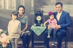 刘烨一家四口合照欣赏 拍摄复古全家福表情画风不一 