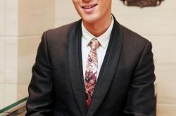 胡歌西服帅照欣赏 “梅长苏”历经磨难成功蜕变 