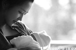 何洁二胎女儿曝光图片大放送 母女贴面相依乖巧可爱场面温馨 