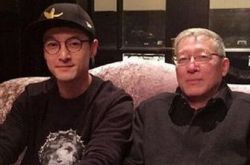 胡歌家人的照片流出 被网友险些误认为小胡本人 