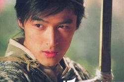 胡歌青涩照曝光 六月的雨”随剧走红 