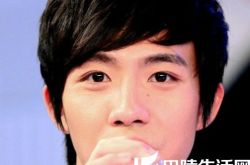 灏明烧伤前后的照片对比 面部疤痕明显 