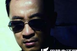 拍摄到黄海波抽烟图片 潮装回京一路低头抽烟玩手机 