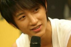 晒韩庚最帅图片 曾向“甘霖行动”捐款10万元 