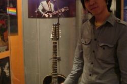 黄家强举办黄家驹遗物拍卖会 弟弟流泪分析家驹死亡真相 