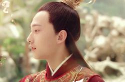 贾宝玉扮演者杨洋深受好评 多年来不断成长吸粉无数 