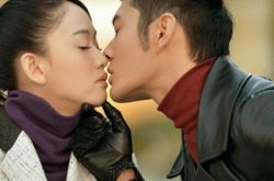 黄晓明亲吻陈乔恩图片曝光 被angelababy罚跪键盘 