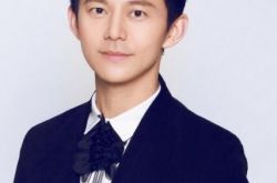 何炅穿大衣帅气十足 网友:简直比李易峰年轻 