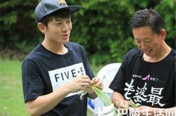 快男陈翔多有钱？ 其携父母出游状况不断 