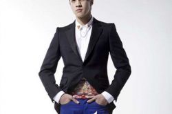 何润东的家庭状况如何？ 晒和女友牵手照十分甜蜜 