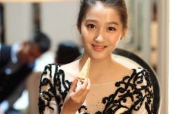 揭秘关晓彤家庭资料 出生于艺术世家4岁半出道 