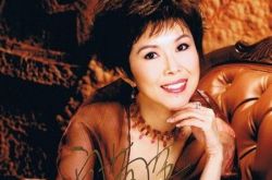 香港老牌歌手关菊英年轻照片    57岁公开出柜恋富婆 