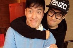 古巨基刘翔同框频搞怪 送中秋月饼足显兄弟情深 