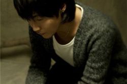 老街李荣浩图片文艺范十足 MV首发亲身示范怀旧 