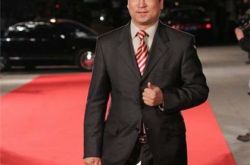 白岩松几个老婆？ 现任妻子身材高挑气质不俗 