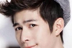 陈学冬侧面照显帅气 《解密》举行见面会 