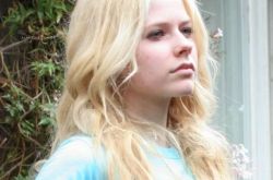 艾薇儿加拿大哪里人呢 素颜曝光原来女汉子也清纯 