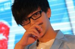 胡夏的哭照令人心疼 不戴眼镜网友称太帅太惊艳 