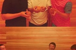 王宝强离婚后一如以往的工作 中秋节和友人聚餐心情大好 