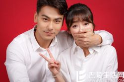 陈紫函戴向宇结婚图片幸福甜蜜 其二人晒婚照大方接受祝福 