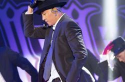 陈伟霆mv秀肌肉 女皇生日派对堪比演唱会 