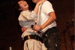 陈升演唱会刘若英撒娇要抱抱 求歌迷让陈升抱抱她 