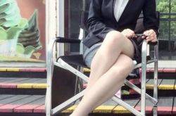 刘亦菲脱鞋晒脚发端午福利  第三种爱情里也脱鞋露美足 