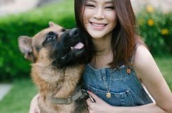 揭秘佟大为老婆关悦几岁 近日复出做公益受到好评 