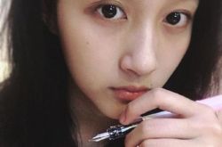 关晓彤微博发素颜照获赞 将与郭俊辰成为同班同学 