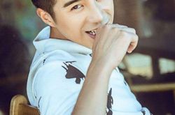 杨幂回应姜潮的表白 鲜肉美男置顶微博露骨示爱惹争议 