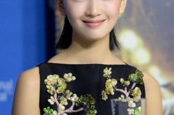 周冬雨电影节惊艳亮相 其红毯造型甜美优雅获好评 