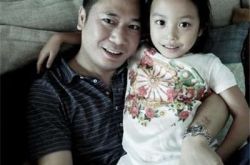 赵薇晒老公女儿合影 回应感情危机 