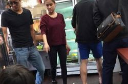 何超莲霍启山相伴吃面疑恋爱 何母替女儿解围开脱 