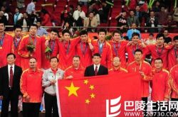 中国男篮合影帅哥颜值高  易建联变身领军人获期待 