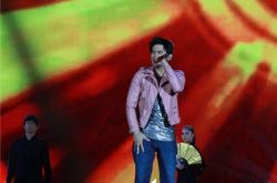 周杰伦演唱会佛山站火力开场 粉丝上演烧香门 