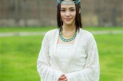 钟欣桐古装图片复古美艳 重新复出依然乐观守候爱情 