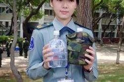 台湾女生晒军人照流出 网友狂赞美得冒泡 