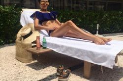 曹格妻子逆天长腿大秀马甲线  古铜色皮肤性感魅力大爆发 