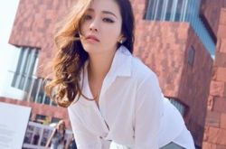 张靓颖晒美照获赞 网友表白满屏大长腿 