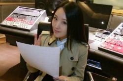 杨钰莹生活照街拍  皮肤细致嫩如十八岁少女 